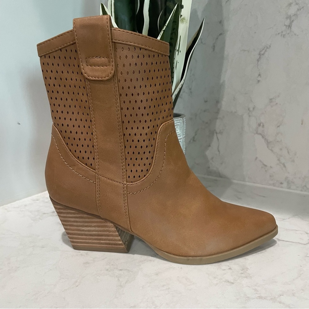 New! DV‎ by Dolce Vita Kirby Western Ankle Boot Booties Sz 6